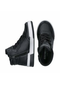 Sneaker nere alte con tomaia in pelle texture, suola in gomma bianca, perforazioni sulla punta, cerniera laterale e chiusura con lacci.