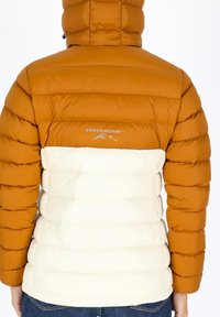 Kurtka puchowa z brązowym kapturem i górną częścią, kremowa dolna część; pikowany wzór; posiada logo na plecach.