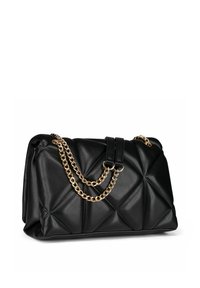 Czarna pikowana skórzana torebka na ramię ze złotym łańcuchem i skórzanymi poduszkami na ramię na białym tle.