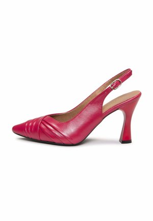 Zapato rojo de tacón alto con tira en el talón, punta puntiaguda, diseño de cuero plisado y correa ajustable con hebilla sobre fondo blanco.