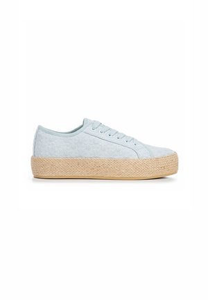 Sneakers in tela azzurra chiara con superficie testurizzata, dotati di suola piattaformata in juta intrecciata e design con lacci.