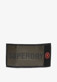 Parche de tela negro y verde oliva con letras en relieve negras "SUPERDRY" y un símbolo de marca registrada en rojo. Parte trasera de velcro.
