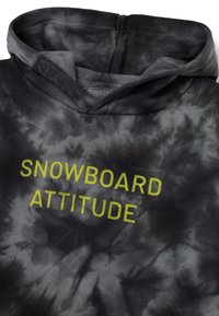 Sudadera con capucha en patrón de tie-dye negro, con el texto brillante en verde "ACTITUD DE SNOWBOARD". Tejido suave con un diseño relajado y bolsillo canguro.