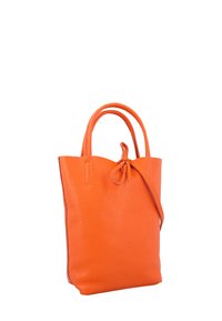 Oranža ādas tote soma ar teksturētu apdari, divām īsām rokturiem un sasietu aizvēršanas detaļu augšdaļā. Kompakta un strukturēta forma.