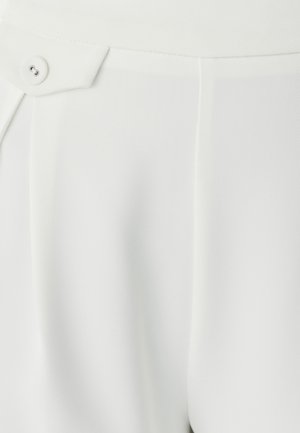 Weiße Stoffhosen mit glatter Textur, die über einen Knopfverschluss, Falten und ein tailliertes Design verfügen. Ein subtiler Glanz betont das Material.