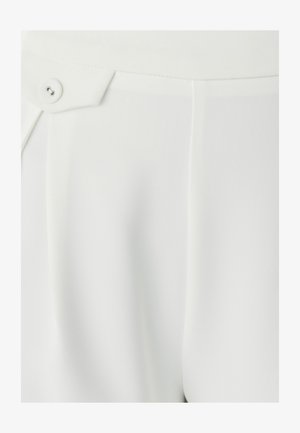 Weiße Stoffhosen mit glatter Textur, die über einen Knopfverschluss, Falten und ein tailliertes Design verfügen. Ein subtiler Glanz betont das Material.