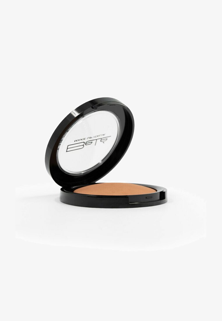 Blush compatto con un elegante astuccio nero lucido, coperchio trasparente e polvere arancio-marrone morbida e liscia all'interno. Design sottile e arrotondato per la portabilità.