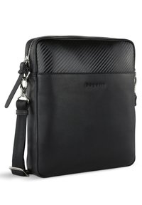 Borsa a tracolla nera con un top in fibra di carbonio testurizzato, corpo in pelle liscia, tracolla regolabile e dettagli in hardware argentato.