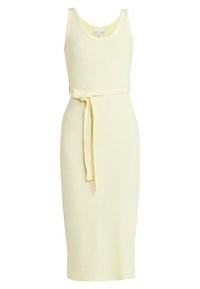 Ribbad midiklänning i mjuk gul färg, med en åtsittande silhuett, rund halsringning och ett framknutet midjebälte för justerbar passform.