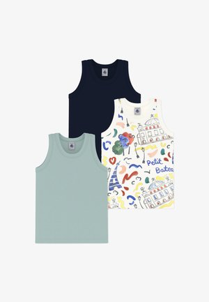 Drie mouwloze kindertanktops: marineblauw, effen lichtgroen en wit met kleurrijke Parijsthema-illustraties en de tekst "Petit Bateau".