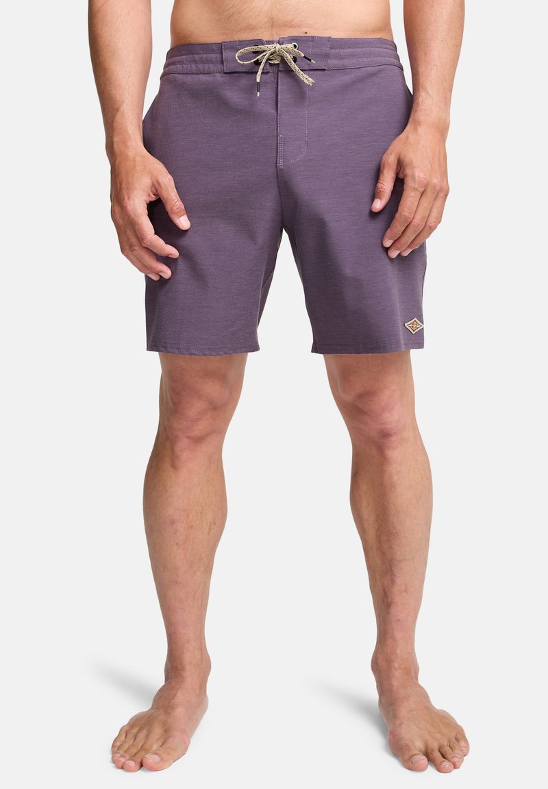 Μωβ ανδρικό μαγιό με υφή, ελαστική μέση και κορδόνι. Διαθέτει μικρό λογότυπο στο κάτω μέρος του ποδιού.