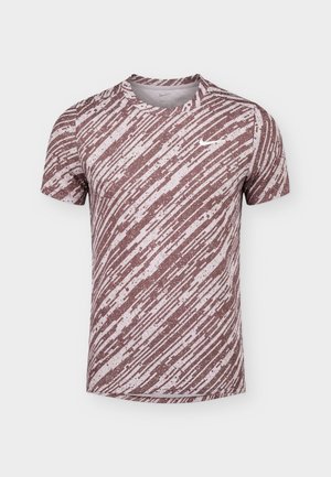 Nike Performance, NIKECOURT VICTORY PRINT - T-shirt de sport - platinum violet/white