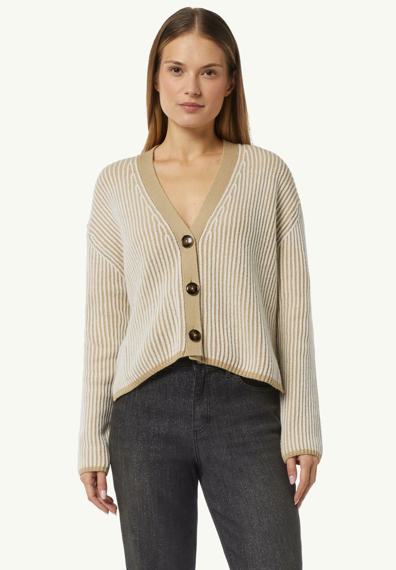 Beige gestrickte Strickjacke mit vertikalen weißen Streifen, V-Ausschnitt und fünf großen braunen Knöpfen; weicher Stoff und lockere Passform mit gerippten Bündchen.