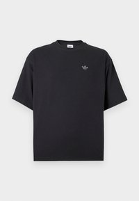 Μαύρο T-shirt με κοντά μανίκια και στρογγυλή λαιμόκοψη, με μικρό γκρι λογότυπο Adidas Trefoil στο αριστερό στήθος, σε απλό ανοιχτό φόντο.