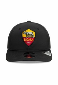 Schwarze Baseballkappe mit einer runden Krone, einem Schirm und einem gestickten gelb-roten Logo der Roma-Mannschaft, das einen Wolf mit seinen Welpen zeigt.