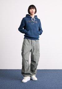 Nike Sportswear LOGO - Ikdienas džemperis - armory navy/photon dust/black