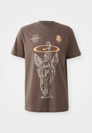 Ruda medvilninė marškinėliai su balta kontūrine grafika, vaizduojančia sparnuotą statulą, Nike logotipu ir abstrakčiais raštais oranžine spalva, trumpomis rankovėmis ir apvaliu kaklu.