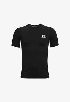 Čierne športové tričko s krátkym rukávom s logom Under Armour na ľavej hornej časti hrudníka a všitými raglánovými rukávmi.