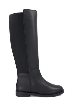 Botte haute en cuir noir avec semelle plate et panneau élastique à l'arrière pour un ajustement parfait, vue de côté sur fond blanc.