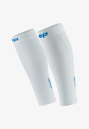 Weiße Kompressionsärmel mit gerippter Textur, ausgestattet mit hellblauen Marken und Akzenten. Entwickelt für sportliche Unterstützung und Komfort.