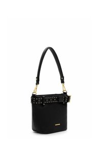 Czarna skórzana torebka o ustrukturyzowanym kształcie, wyposażona w pasek z ćwiekami i złote elementy ozdobne. Teksturowana powierzchnia i prosty design.