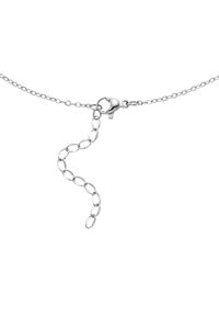 Collana in argento con anelli ovali e chiusura a moschettone. Presenta una sezione di catena attorcigliata per un effetto decorativo. Texture liscia e finitura lucida.