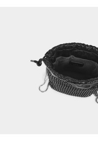 Borsa a tracolla nera intrecciata con chiusura a coulisse, caratterizzata da dettagli in pelle liscia, una tasca interna e una catena metallica.