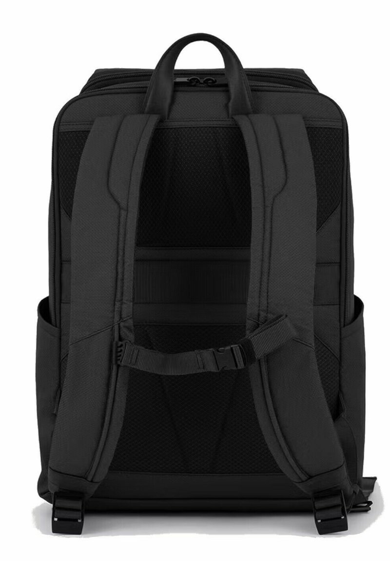 Schwarzer Rucksack aus strapazierfähigem Material, mit gepolsterten Schultergurten, Netzrücken, Seitentaschen und Reißverschlussfächern. Strukturiertes und geräumiges Design.