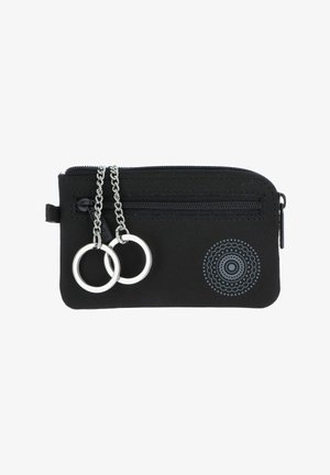 Pochette noire zippée avec deux anneaux de clés argentés attachés par de petites chaînes, et un motif circulaire en pointillés dans le coin inférieur droit.