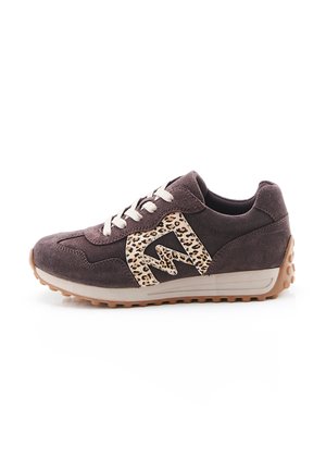 Donkerbruine suède sneaker met witte veters, beige dikke zool en luipaardprint detail in zigzagvorm aan de zijkant.