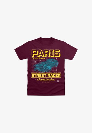 Tyrkysové tričko s potiskem modrého závodního auta, silný žlutý text s nápisy "PAŘÍŽ" a "MISTROVSTVÍ ULICNÍCH ZÁVODNÍKŮ."