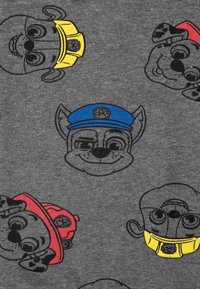 Tessuto grigio con volti di cani dei cartoni animati che indossano vari cappelli: berretto blu da poliziotto, casco rosso da pompiere e casco giallo da costruzione.