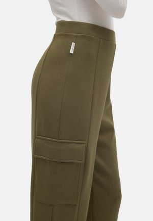 Pantalones verde oliva con una textura suave, que cuentan con un bolsillo lateral tipo cargo y una pequeña etiqueta de marca en blanco en la cinturilla.