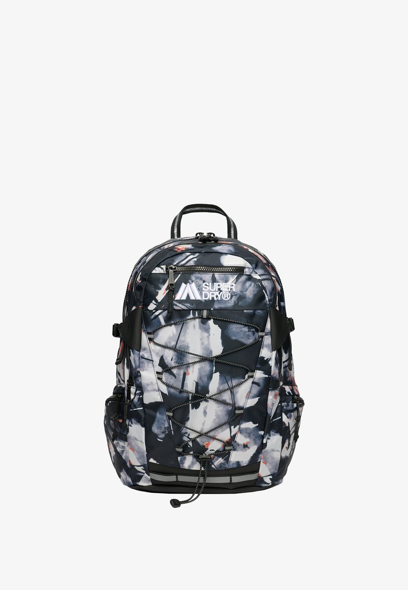 Mochila de múltiples compartimentos en negro, gris y blanco con un patrón salpicado, correas ajustables, cordón elástico en la parte delantera y detalle del logo.