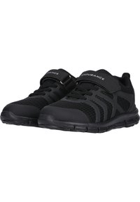 Zapatillas deportivas negras con parte superior de malla, sobrecapas sintéticas, correa ajustable y suela de goma texturizada para mayor tracción.