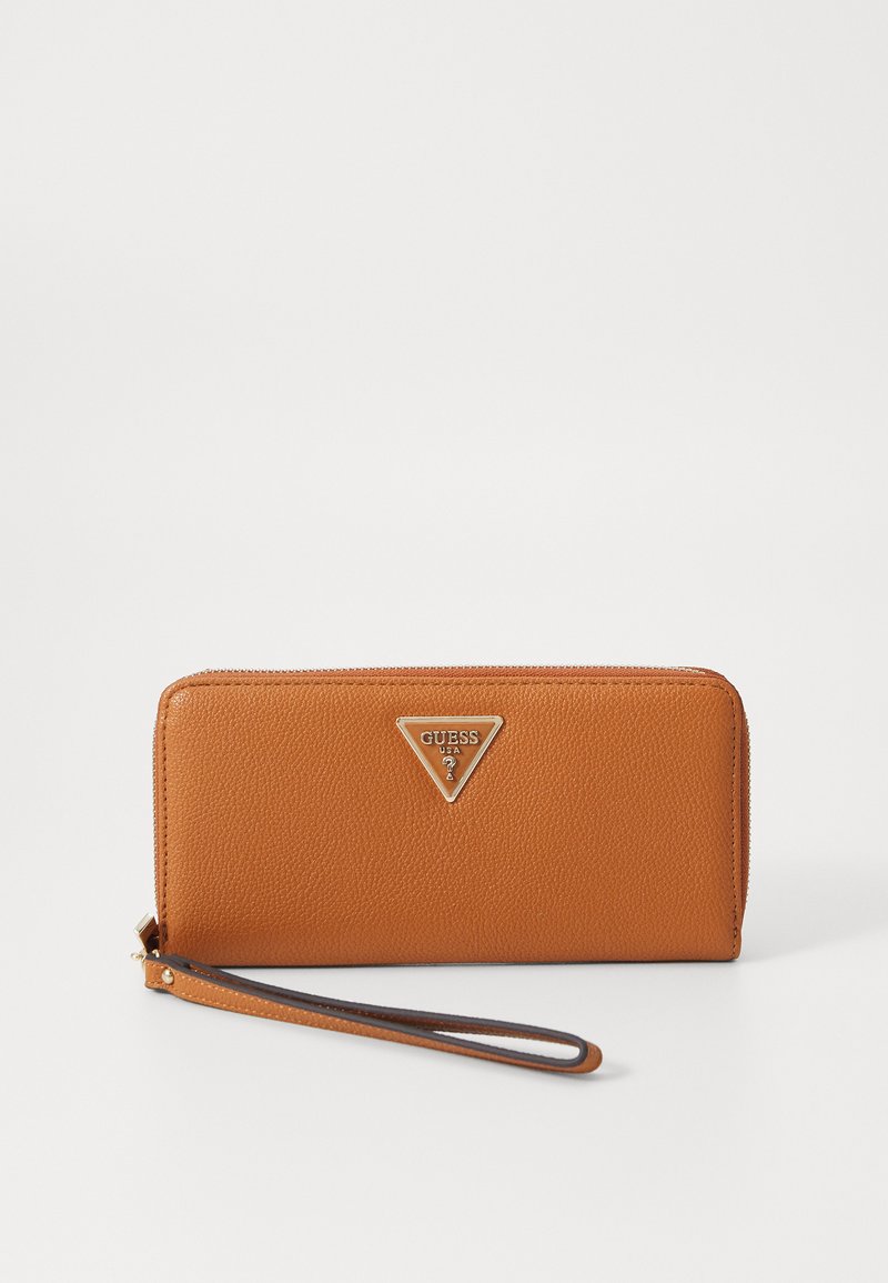 Portefeuille en cuir orange avec une finition texturée, fermeture zippée et un accent logo en métal triangulaire. Comprend une sangle pour le poignet pour un transport facile.