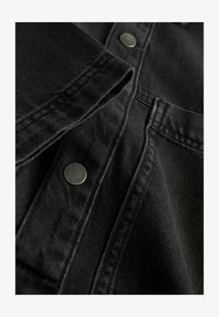 Atlasīts, washed black