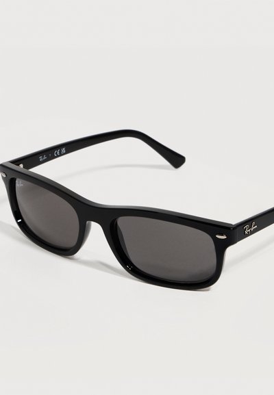 Черни правоъгълни слънчеви очила Ray-Ban с тъмно затъмнени стъкла и метални акценти в ъглите на рамката, показани на еднороден бял фон.
