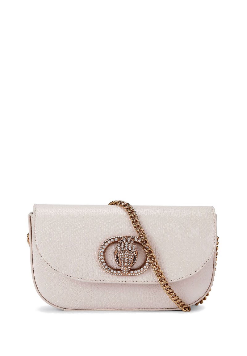 Clutch in pelle beige chiaro con finitura testurizzata, tracolla in catena dorata e chiusura decorativa con cristalli in un design intrecciato.