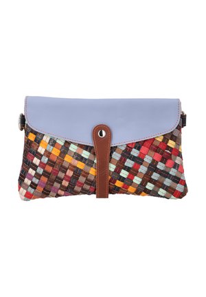 Clutch-Tasche mit gewebtem mehrfarbigem Boden, hellblauer Klappe und braunem Lederband mit Druckverschluss in der Mitte vorne.