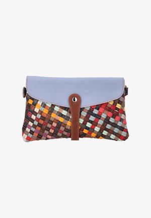 Clutch-Tasche mit gewebtem mehrfarbigem Boden, hellblauer Klappe und braunem Lederband mit Druckverschluss in der Mitte vorne.