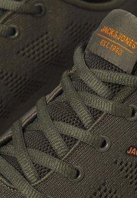 Jack & Jones JFWCROXLEY - Joggesko - olive night detail exuberence