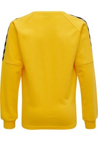 Gul långärmad sweatshirt med rund halsringning och ribbad bröstlängd. Har svarta och vita randiga detaljer längs ärmarna. Mjuk textur.