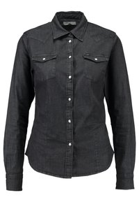 Černá džínsová košile s dlouhými rukávy, špičatým límcem, dvěma náprsními kapsami a stříbrnými patentkami. Disponuje přiléhavým střihem a jemnou texturou.