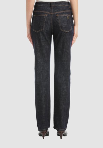 Donkerblauwe denim jeans met rechte pijpen, twee achterzakken en contrasterende oranje stiksels. Bevat een klein logo op de tailleband.