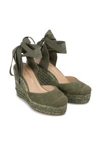 Sandali a cuneo verde oliva con tomaia in suede, piattaforma in iuta intrecciata e lacci in tessuto alla caviglia. Punta tonda con dettagli testurizzati sul tallone.