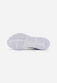 Vit sportskosula med ett texturerat fiskbensmönster, med en slät design och logodetalj, tillverkad av slitstarkt gummimaterial.