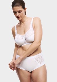 Weißer Spitzen-BH und hoch taillierte Slips mit floralen Mustern. Glatter Stoff mit zarten Spitzenakzenten an den Rändern.