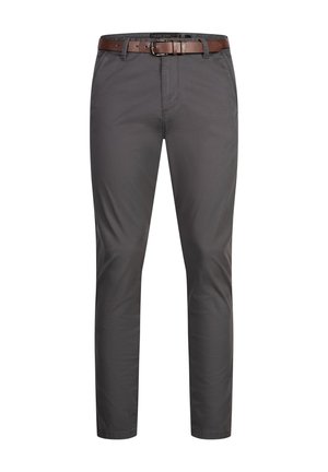 Donkergrijze slim-fit broek met voorzakken en riemlussen, gecombineerd met een bruine leren riem met een metalen gesp.