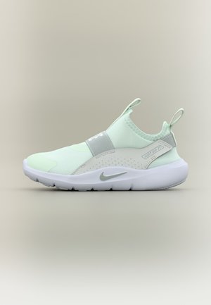 Pantof sport slip-on Nike verde deschis și gri, cu talpă albă, bandă elastică peste mijlocul piciorului și bucle de prindere pe limbă și călcâi.